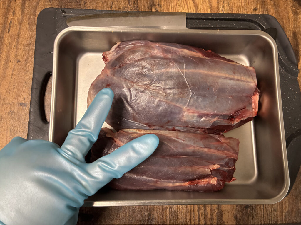 硬い筋膜に覆われたヒグマ肉