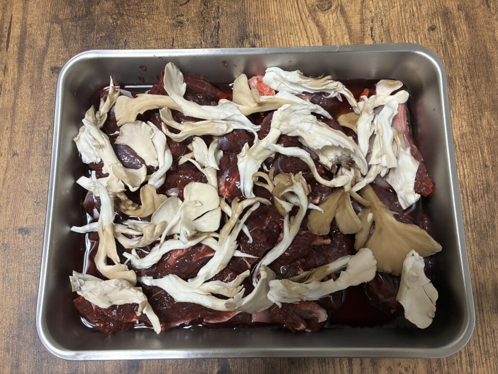 ワインとまいたけに浸かったヒグマ肉