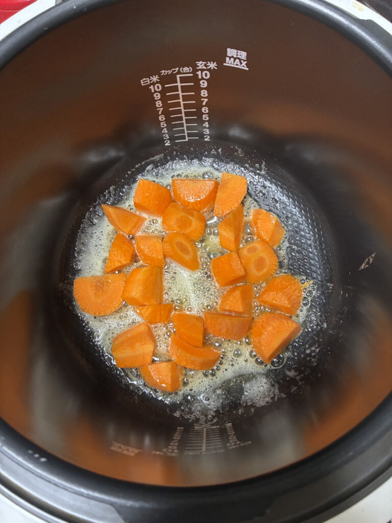 バターでニンジンを炒める