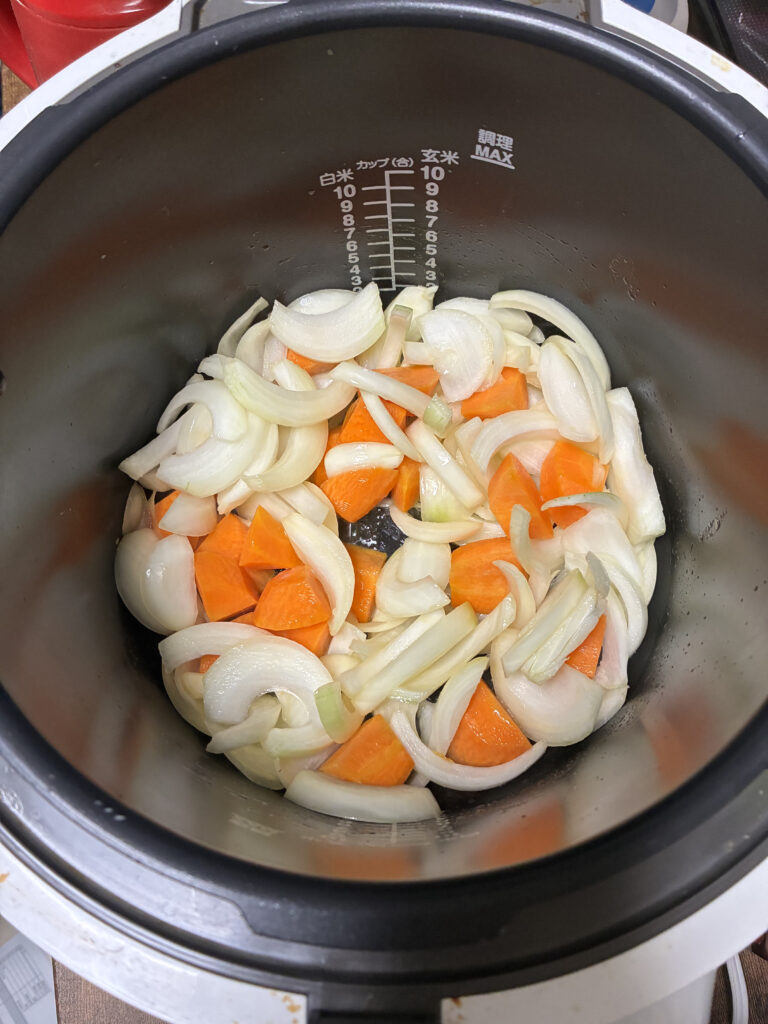 玉ねぎも炒める