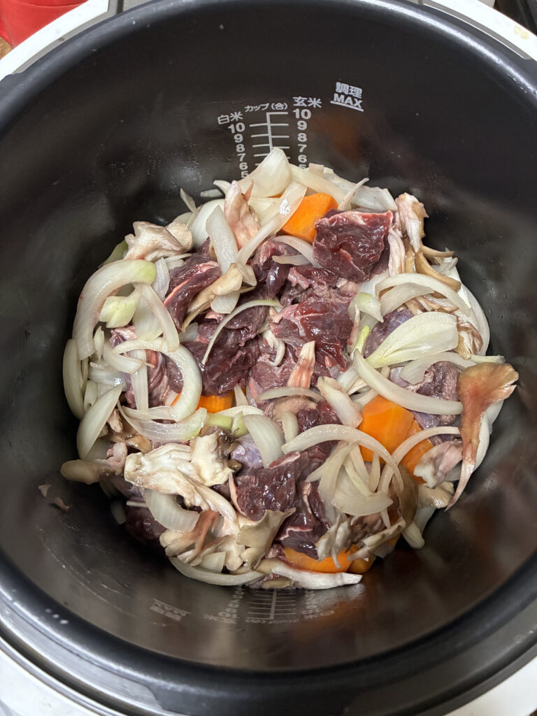 ヒグマ肉を入れて炒める