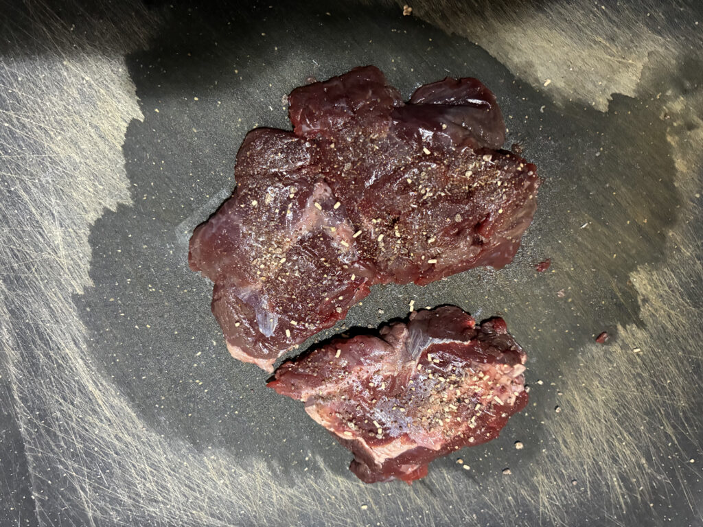 スパイスをふったヒグマ肉