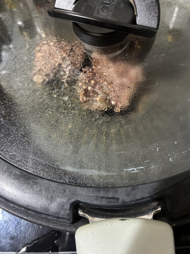 フライパンで焼かれるヒグマ肉