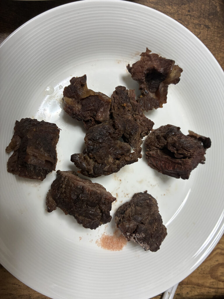 ヒグマ肉のサイコロステーキ